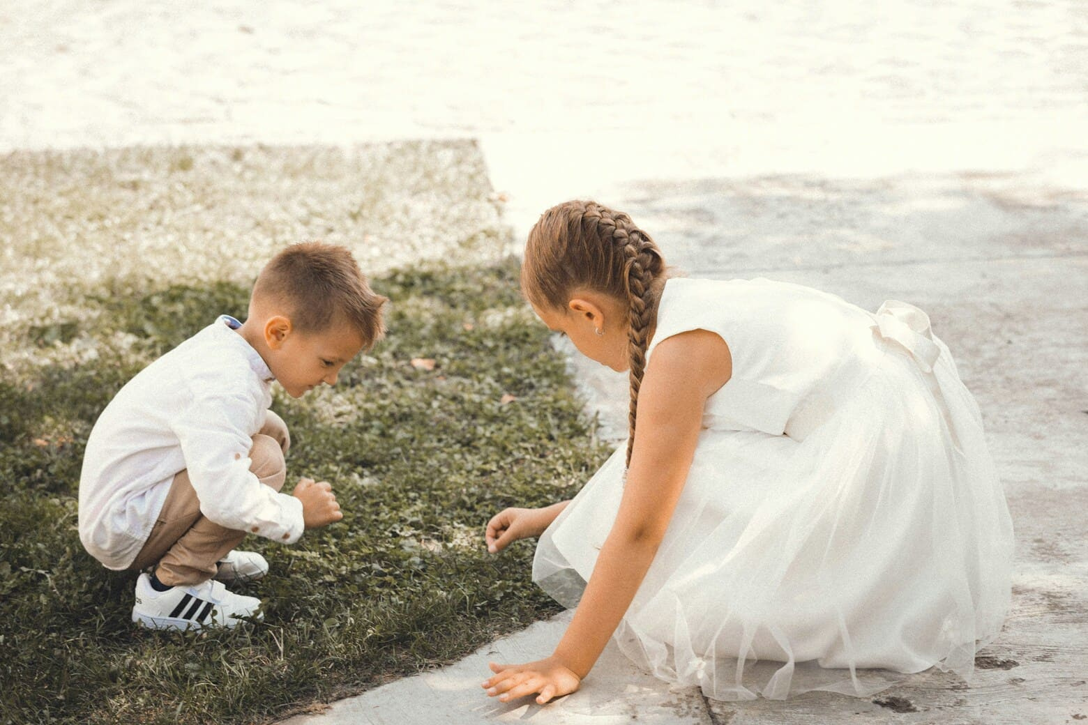 Enfants au mariage : les inviter, les occuper ou organiser une soirée sans enfants ?