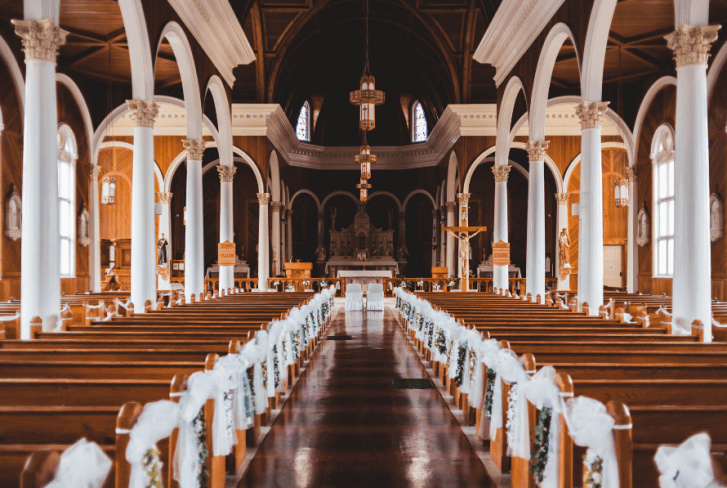 Pourquoi l’ordre d’entrée à l’église compte et comment choisir ?